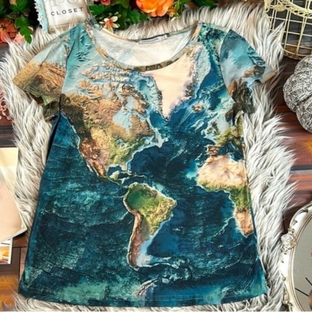 NEW - MISSLOOK Travel Global Earth Print T-Shirt. SIZE Large